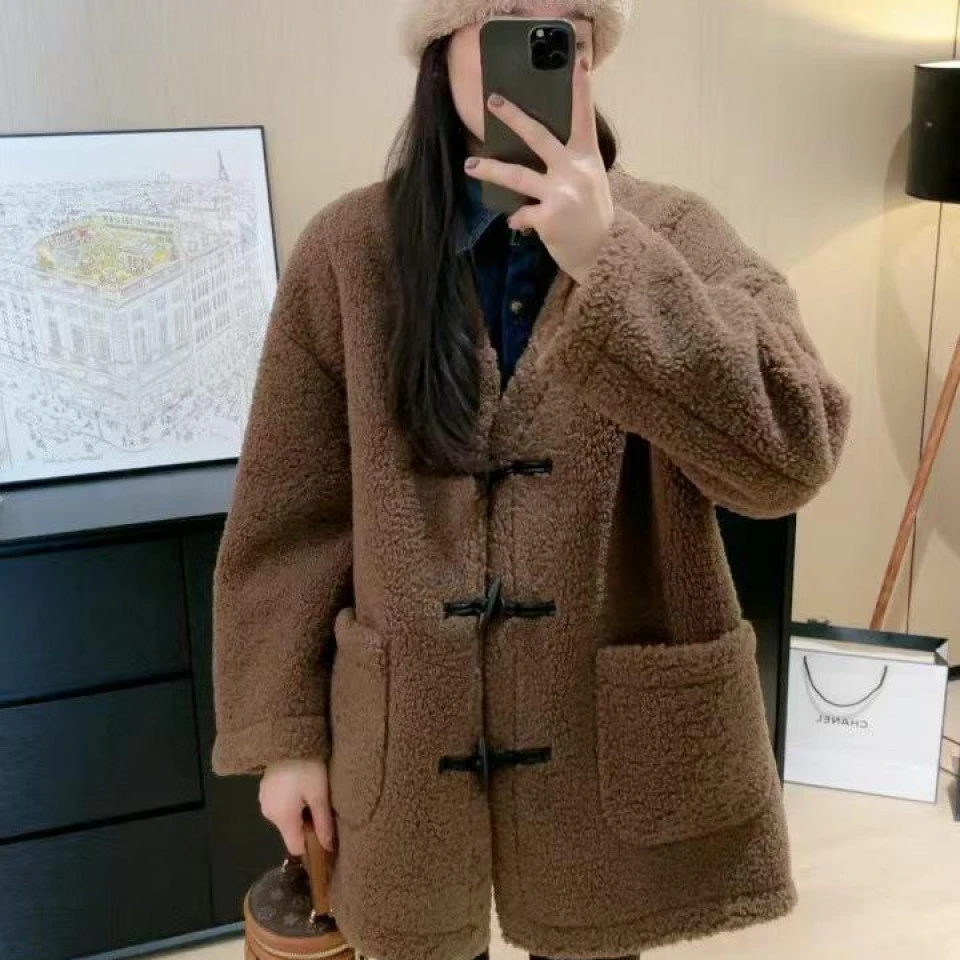 SS005皮毛一体v领外套时尚牛角扣