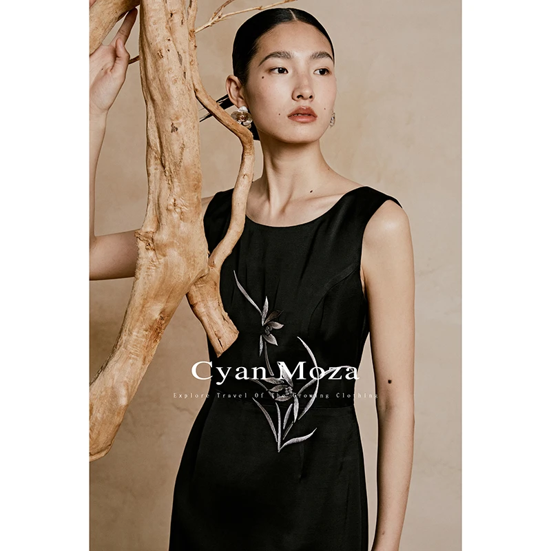 CyanMoza刺绣兰花醋酸连衣裙气质通勤a字裙设计师小黑裙MQ2024009