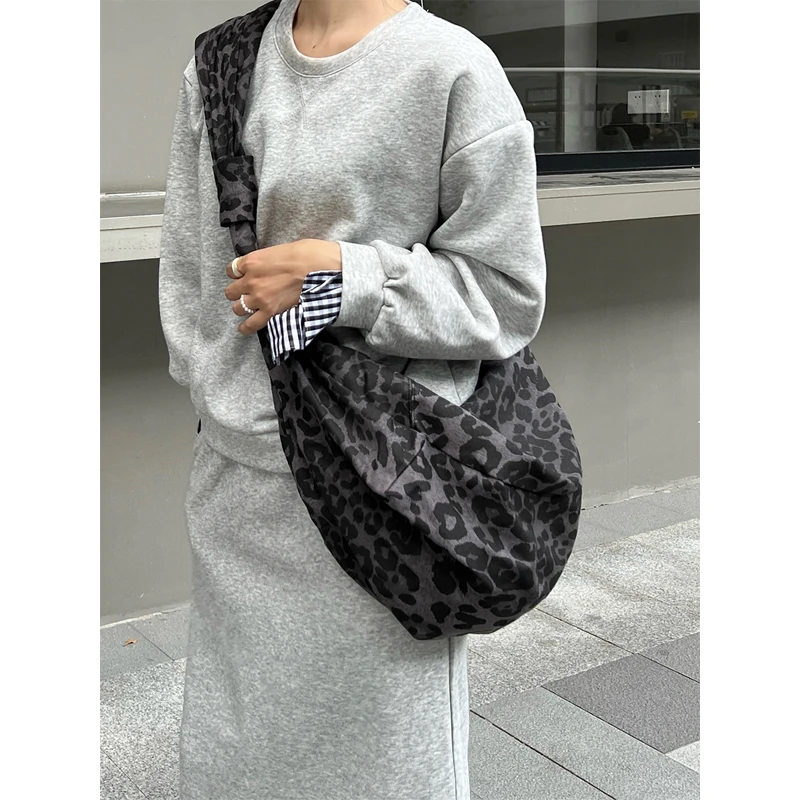 时尚大容量豹纹帆布包女上班通勤高级感韩系慵懒风单肩斜挎饺子包