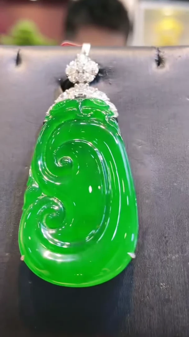 【闪购商品】翡翠吊坠(赠链)18K金镶嵌A70天然A货翡翠