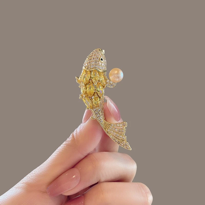 铜合金合成锆石胸针 中国风锦鲤小众高级感满钻黄色鲤鱼胸花胸针