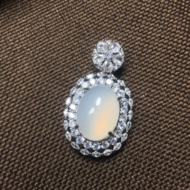 天然玛瑙玉随新中式冰透白玉髓项链鸽子蛋镶钻设计感吊坠锁骨链女