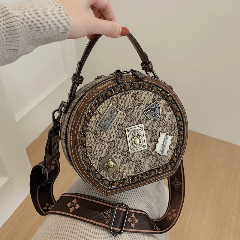 【品牌甄选】手提女包2023新款徽章印花单肩斜挎背包时尚小熊圆包