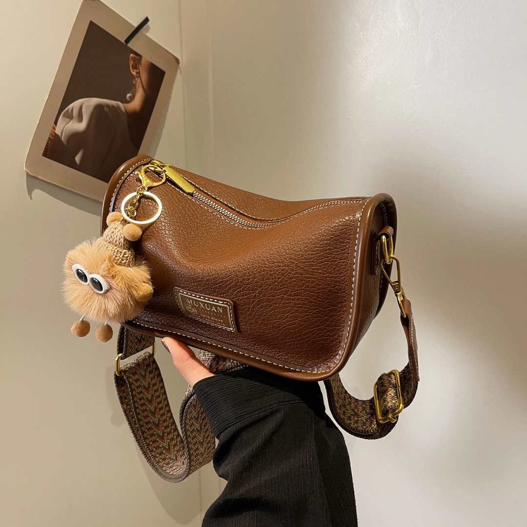 包包女2025新款波士顿高级感法棍单肩包今年流行宽带斜跨小枕头包