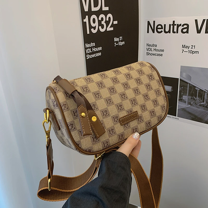 今年流行波士顿包包秋冬复古2025新款宽带斜挎包女百搭小包枕头包