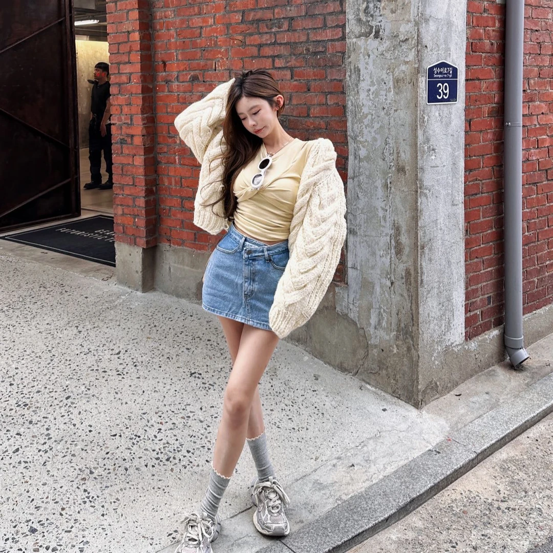 【YKL】奶里奶气嫩黄假两件上衣/斜扣四季牛仔短裙裤/米白麻花外套