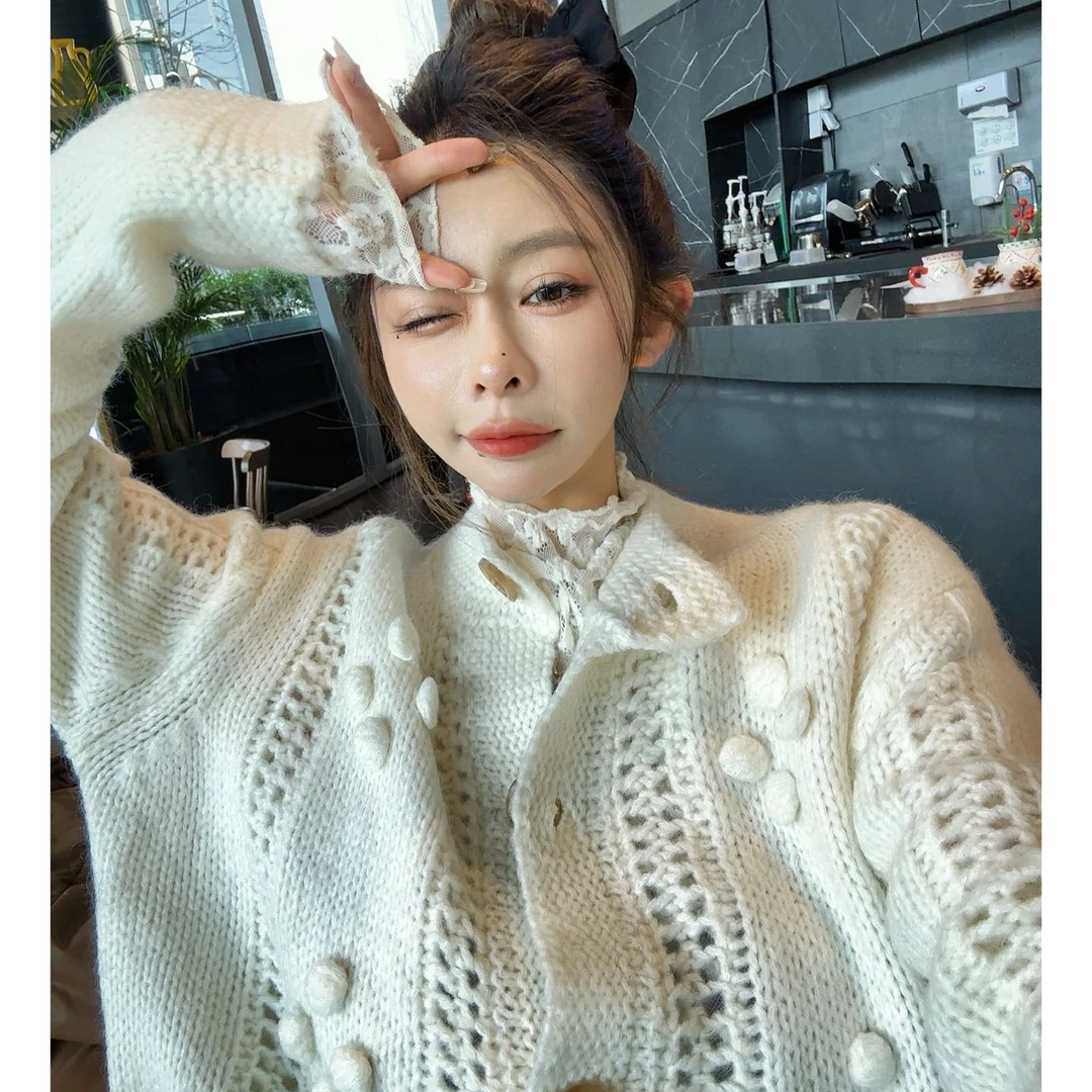 【YKL】白皙少女白色球球毛衣/焦糖后开叉长半裙/米色蕾丝高领长袖