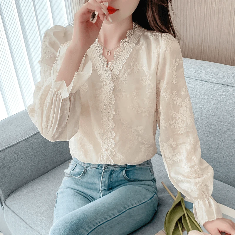 2024浪漫单排扣衬衫女感秋款V领刺绣长袖上衣女蕾丝气质衬衣洋气