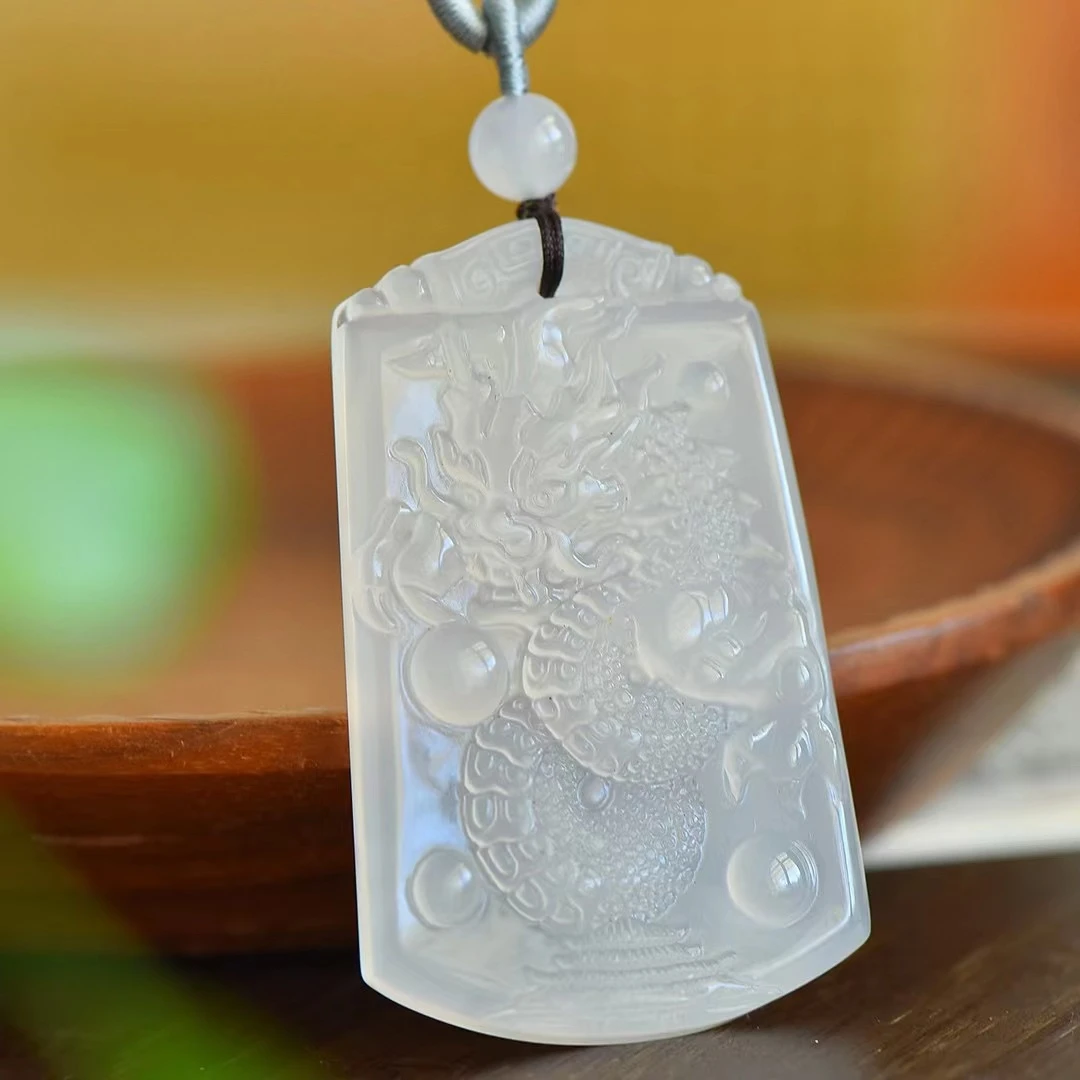 天然玛瑙高冰白玉髓龙牌简约复古时尚吊坠吊牌男女款简约百搭挂件