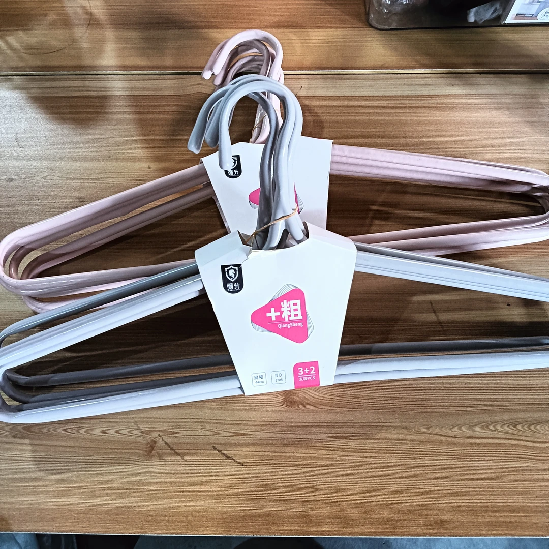 1705加粗铁管居家时尚衣架，有小瑕疵，介意勿拍