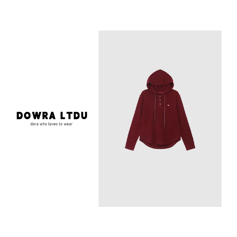 朵拉【惬意时光】2024年冬季新款领口纽扣纯色连帽加绒T恤 016-6272