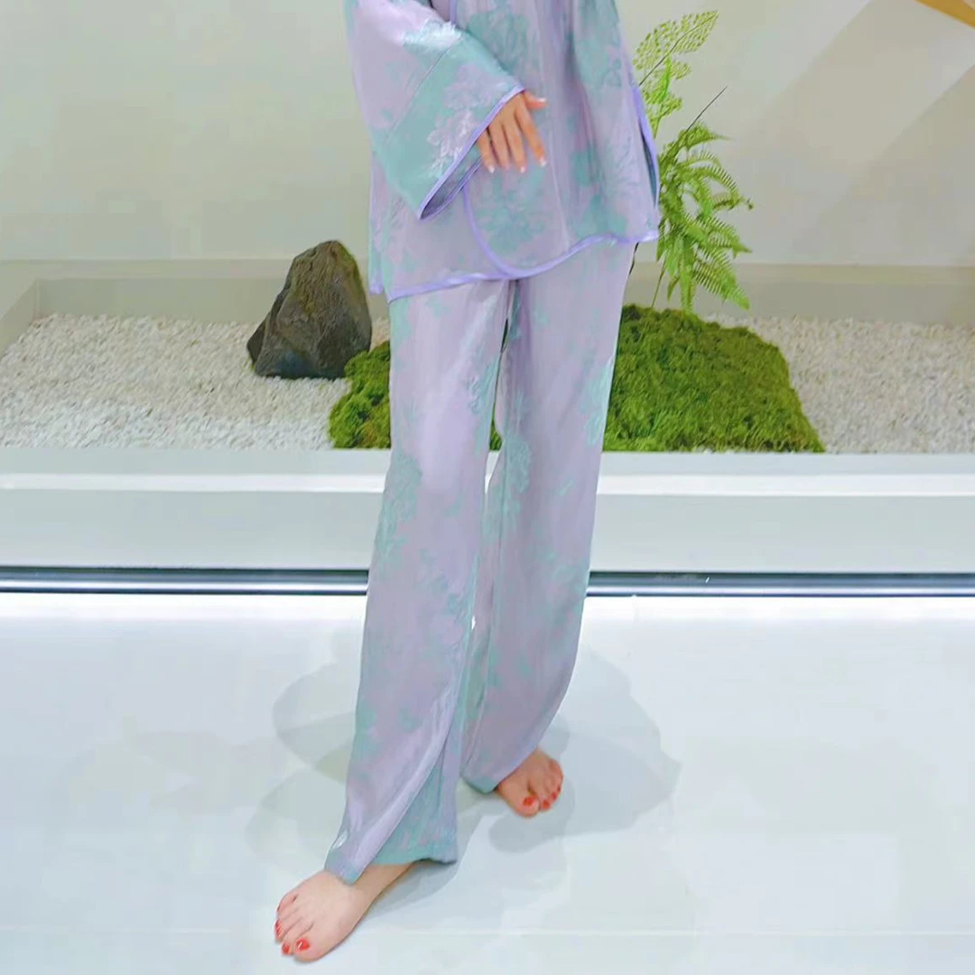 《雾里青》两面穿裤子