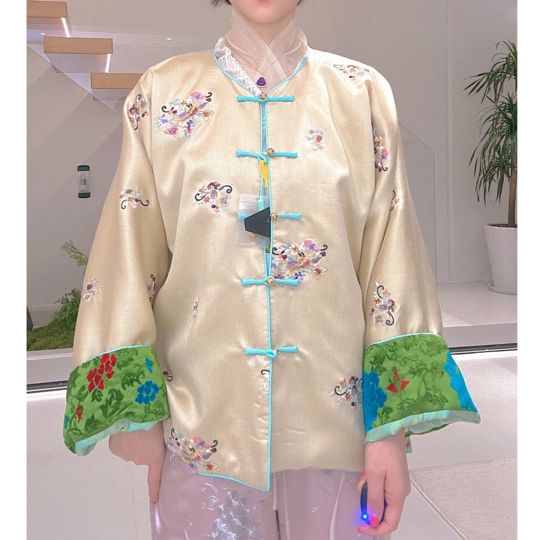 3884刺绣拼接漳缎外套