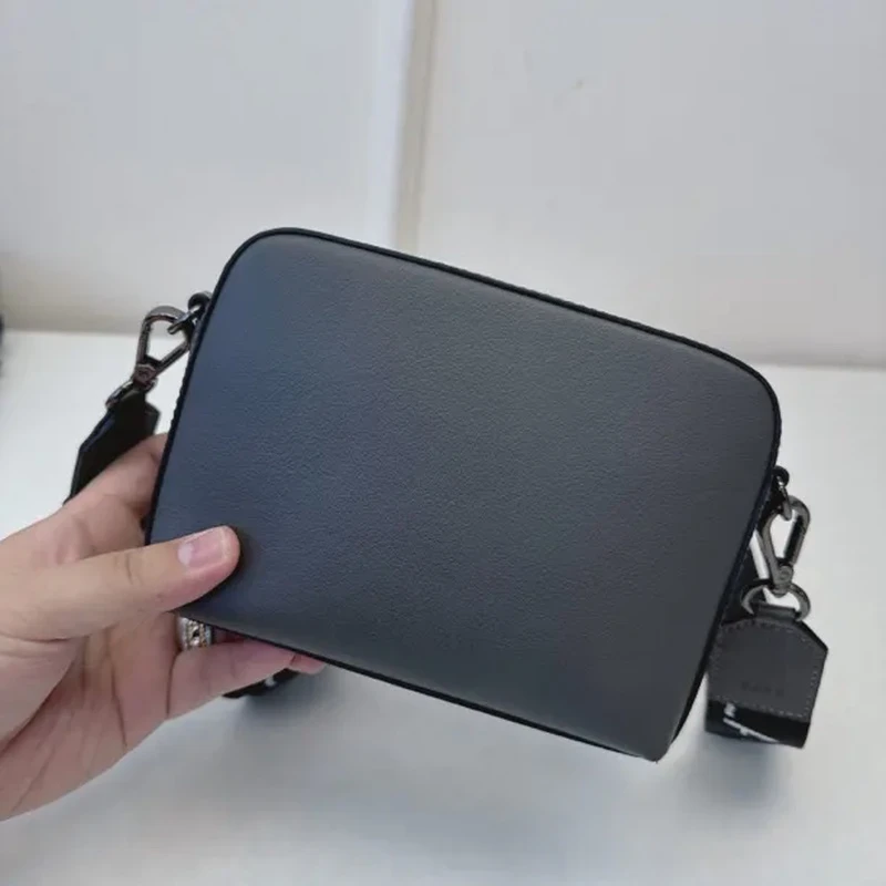 18109 韩版，深灰色玫红字，PU斜背相机包，尺寸：14x19cm