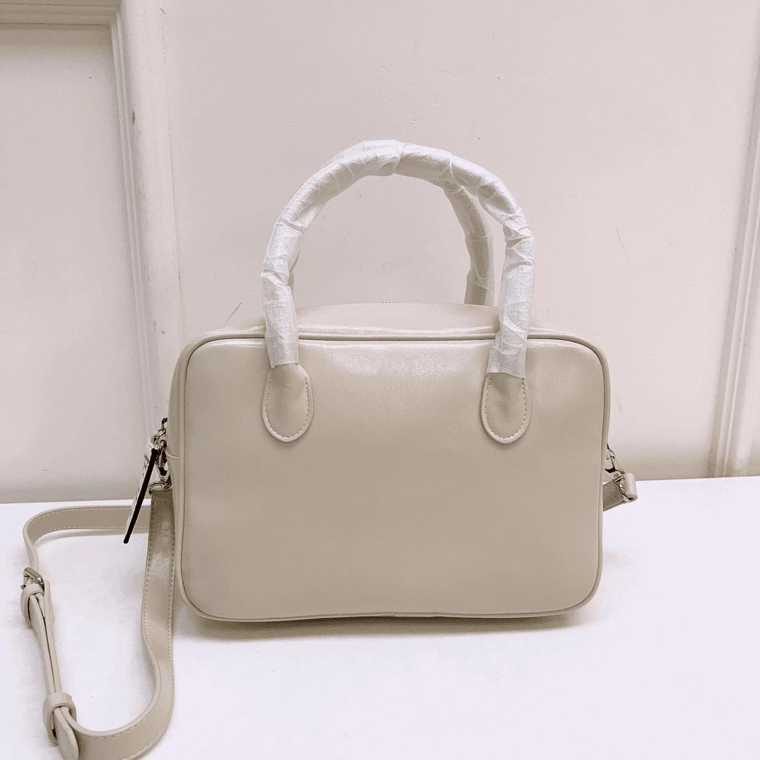 39401 韩版，奶白色时尚方型斜背手提包，尺寸：18x26cm