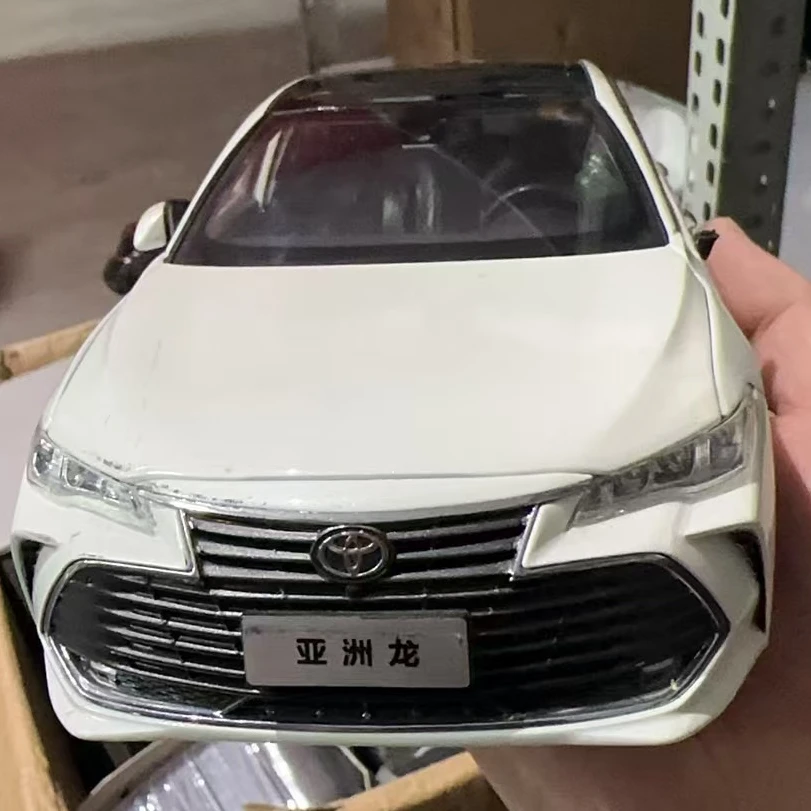 瑕疵丰田亚洲龙汽车模型（介意慎拍）