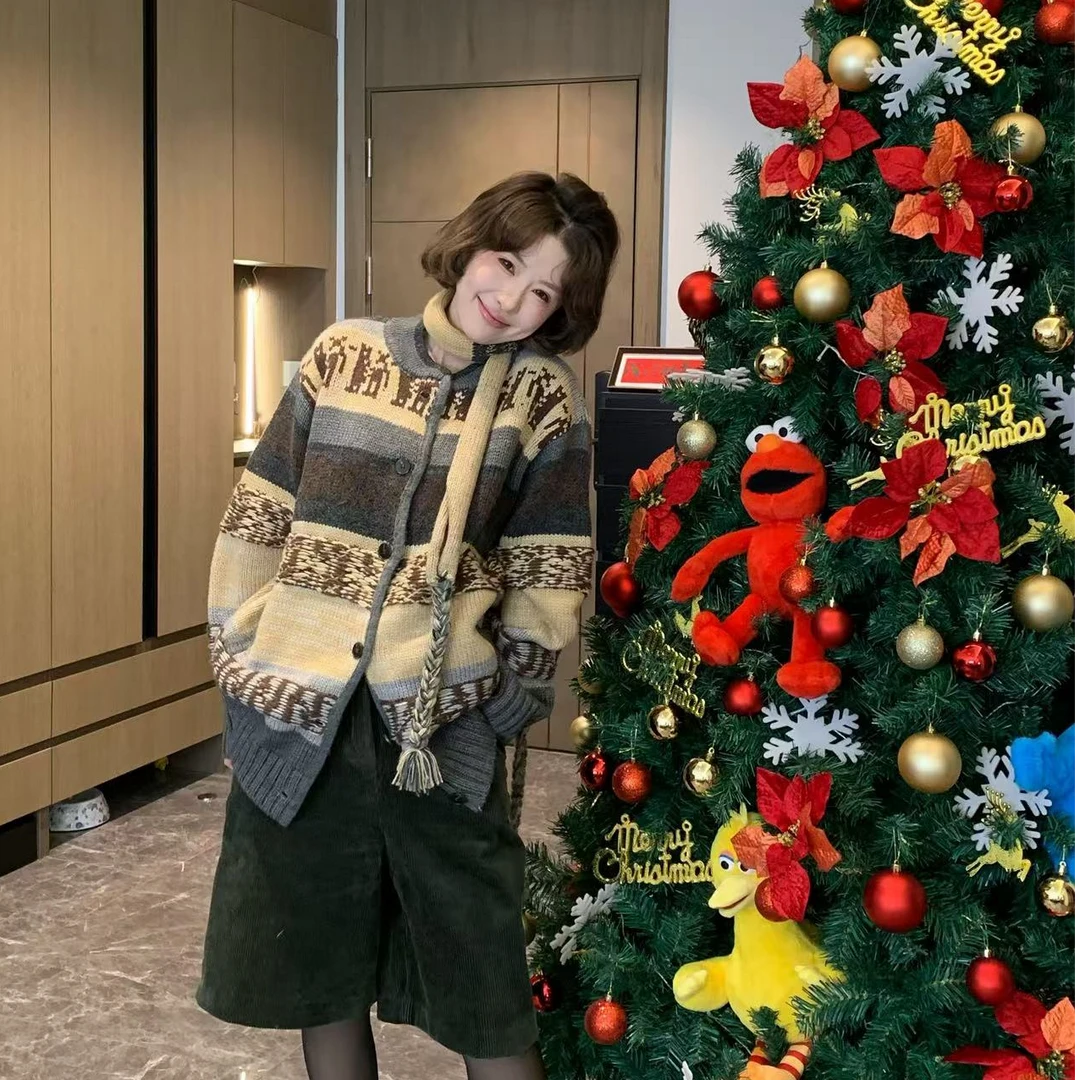 久久新款韩版针织拼接配色带围巾毛衣