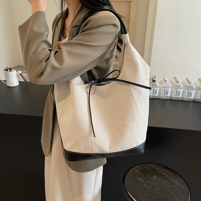 2024秋季新款女士包包时尚大学生小众纯色简约通勤大容量单肩包