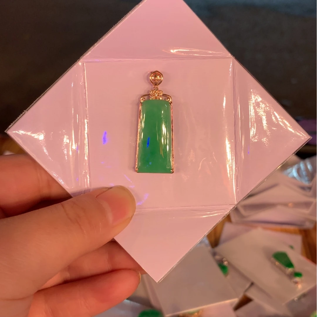 【闪购商品】翡翠颈饰18K金镶嵌无事牌