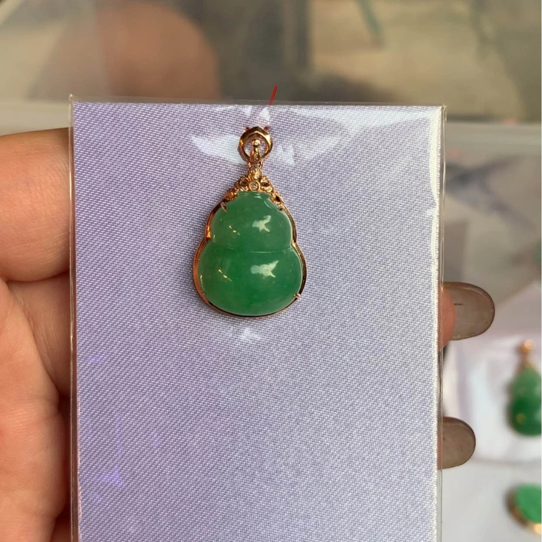 【闪购商品】翡翠颈饰18K金镶嵌小*呀葫芦