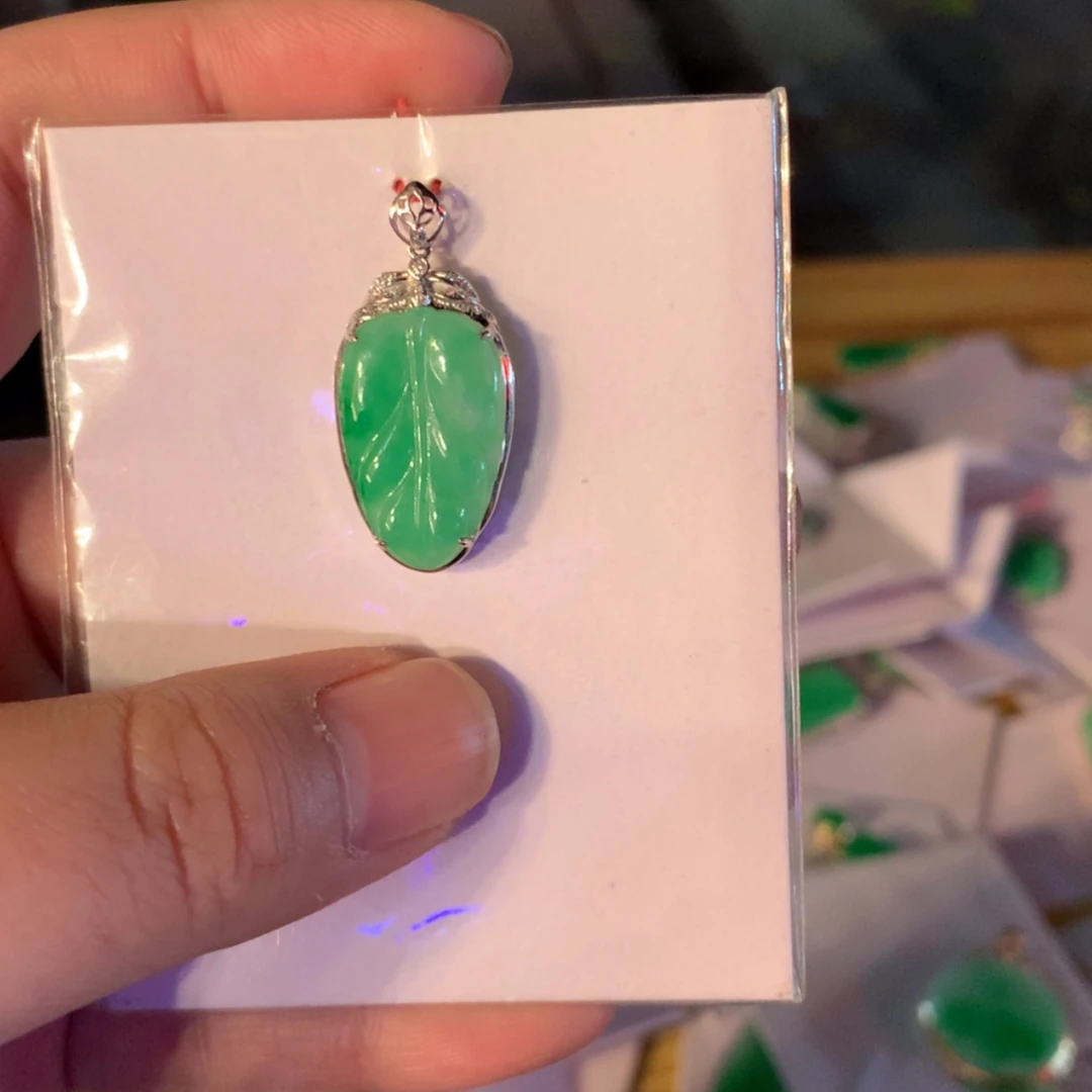 【闪购商品】翡翠颈饰18K金镶嵌有***镖叶子