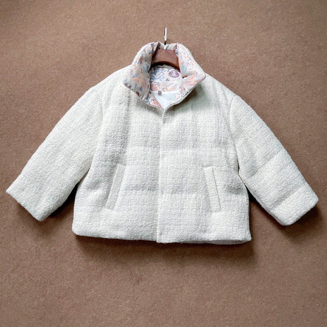 寨优袡-时尚休闲国风冬款中长款白鹅绒重工手工嵌边羽绒服