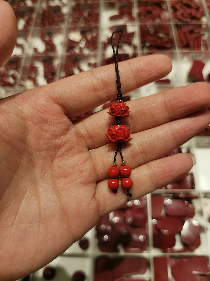 含辰砂工艺品高含量红砂水飞砂设计款双莲花手机挂