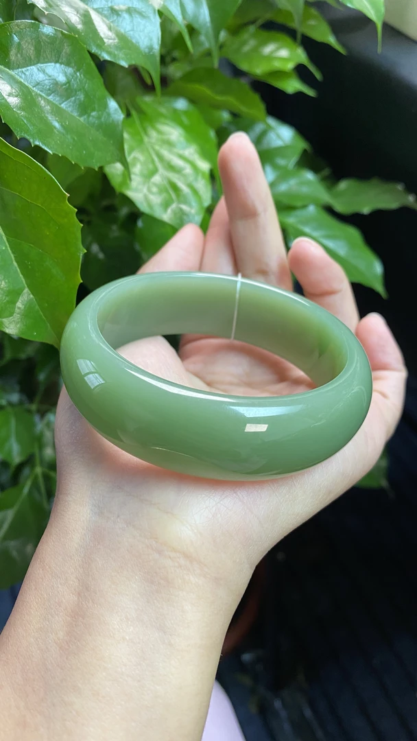 俄罗斯碧玉粉绿大轮胎手镯女款时尚绿色女士冰透精美菠菜绿浅绿