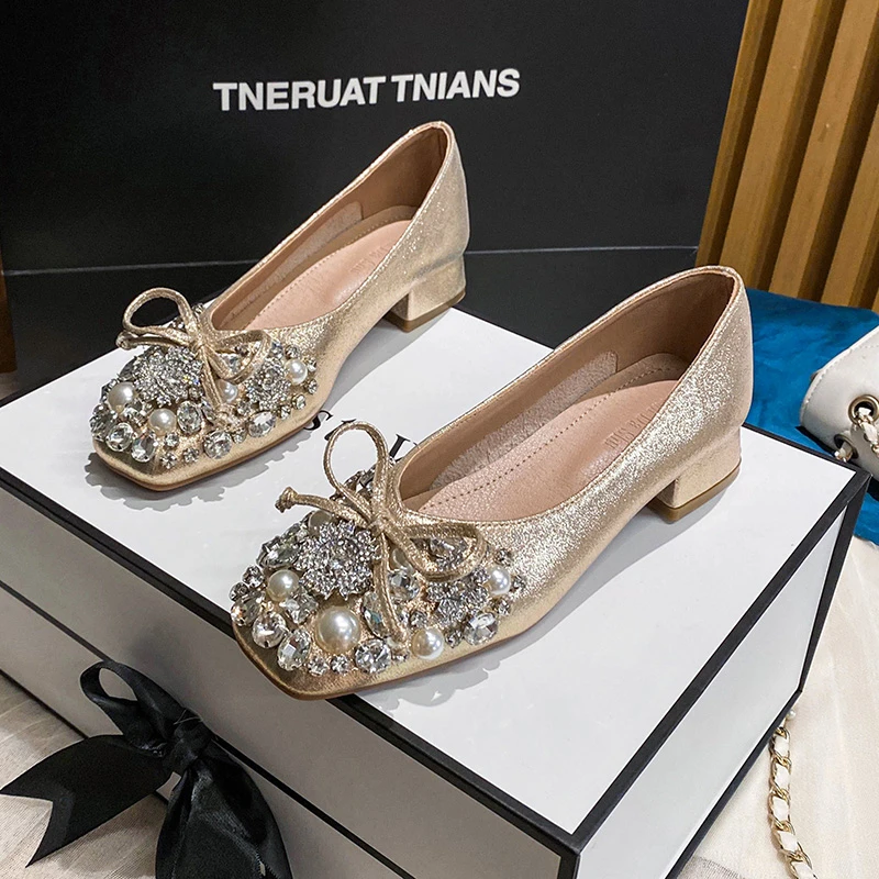 新款大码时尚气质水钻粗跟浅口珍珠金属蝴蝶结方头女单鞋百搭软底