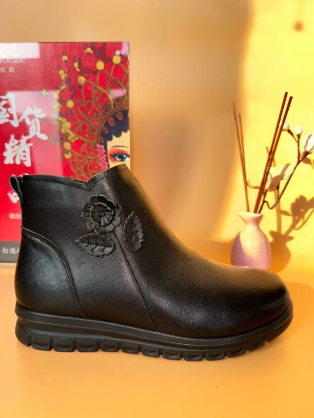 1020冬季真皮妈妈棉鞋中老年女靴平底防滑加绒保暖奶奶鞋