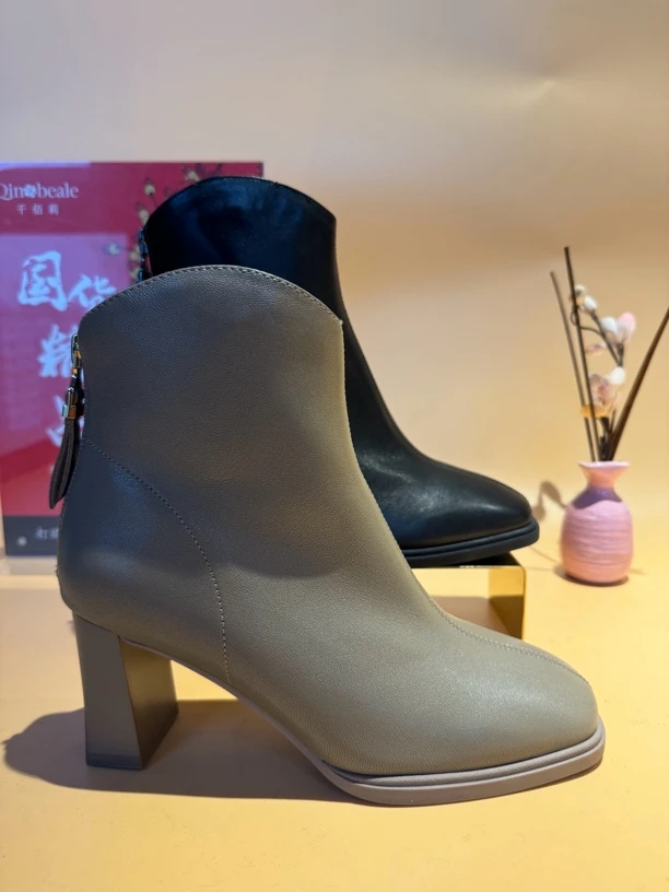 1382尖头短靴女粗跟瘦瘦靴时尚百搭气质高跟马丁靴子