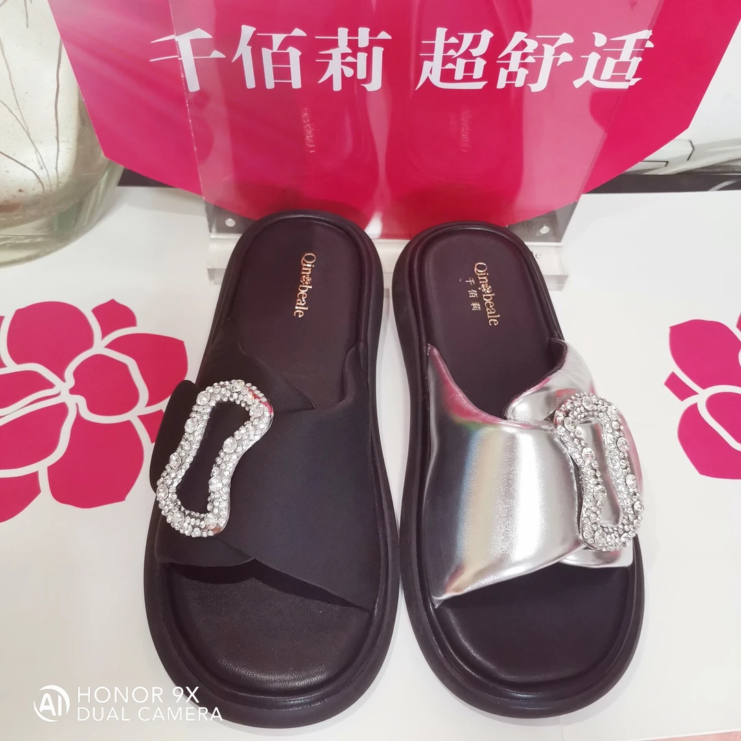 1814千佰莉夏季新款拖鞋女外穿时尚水钻一字凉拖厚底松糕沙滩休闲