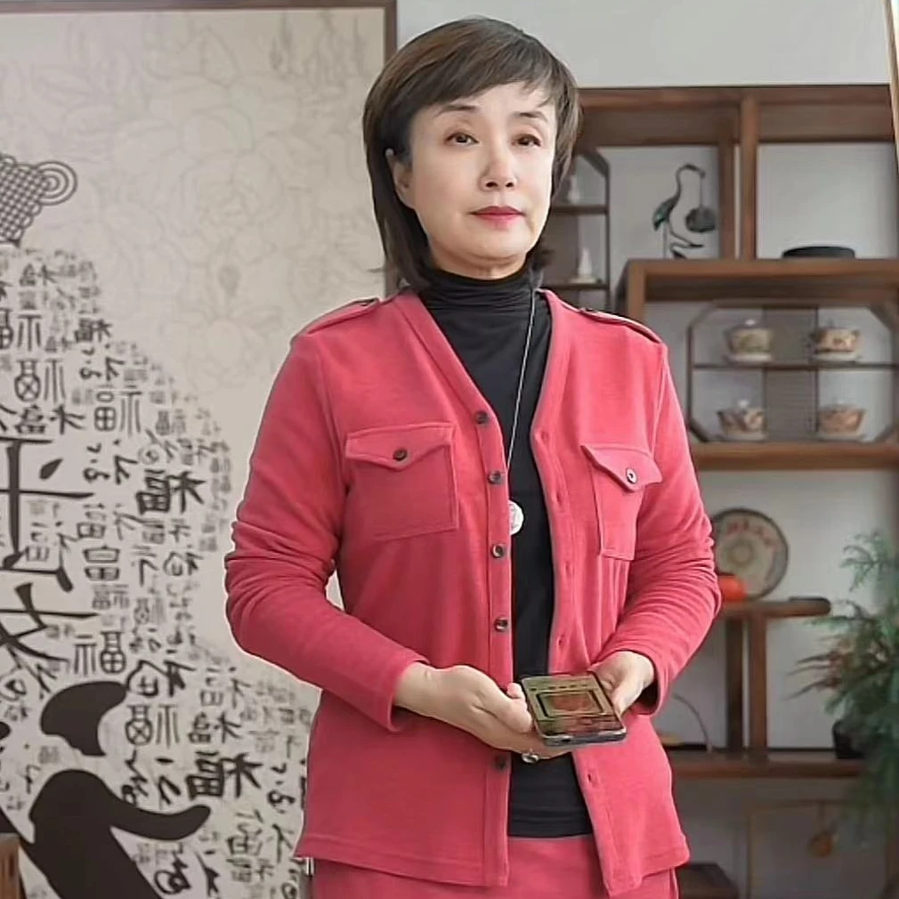 1件：女 科技大纹 时尚扣衫2102