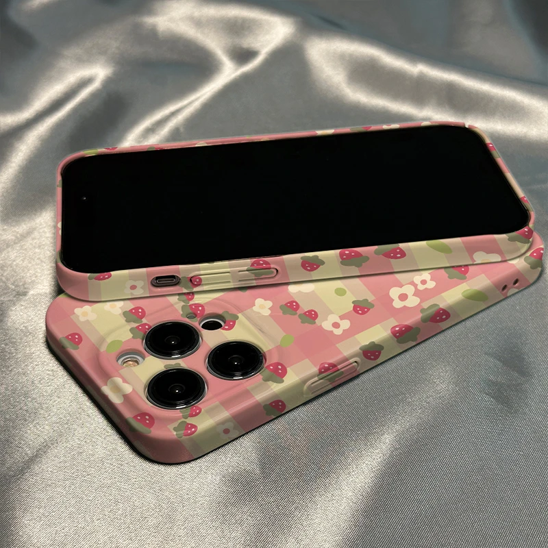 格子草莓适用iPhone14promax苹果13/12/11菲林手机壳华为oppo套手
