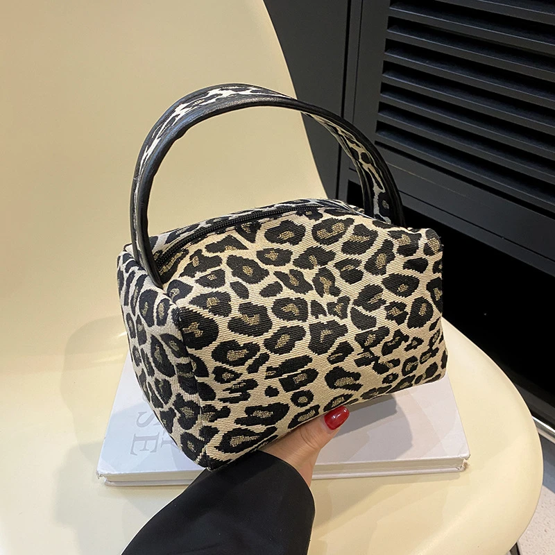 新款豹纹化妆包时尚百搭外出高级感手提化妆包高颜值手拎洗漱包