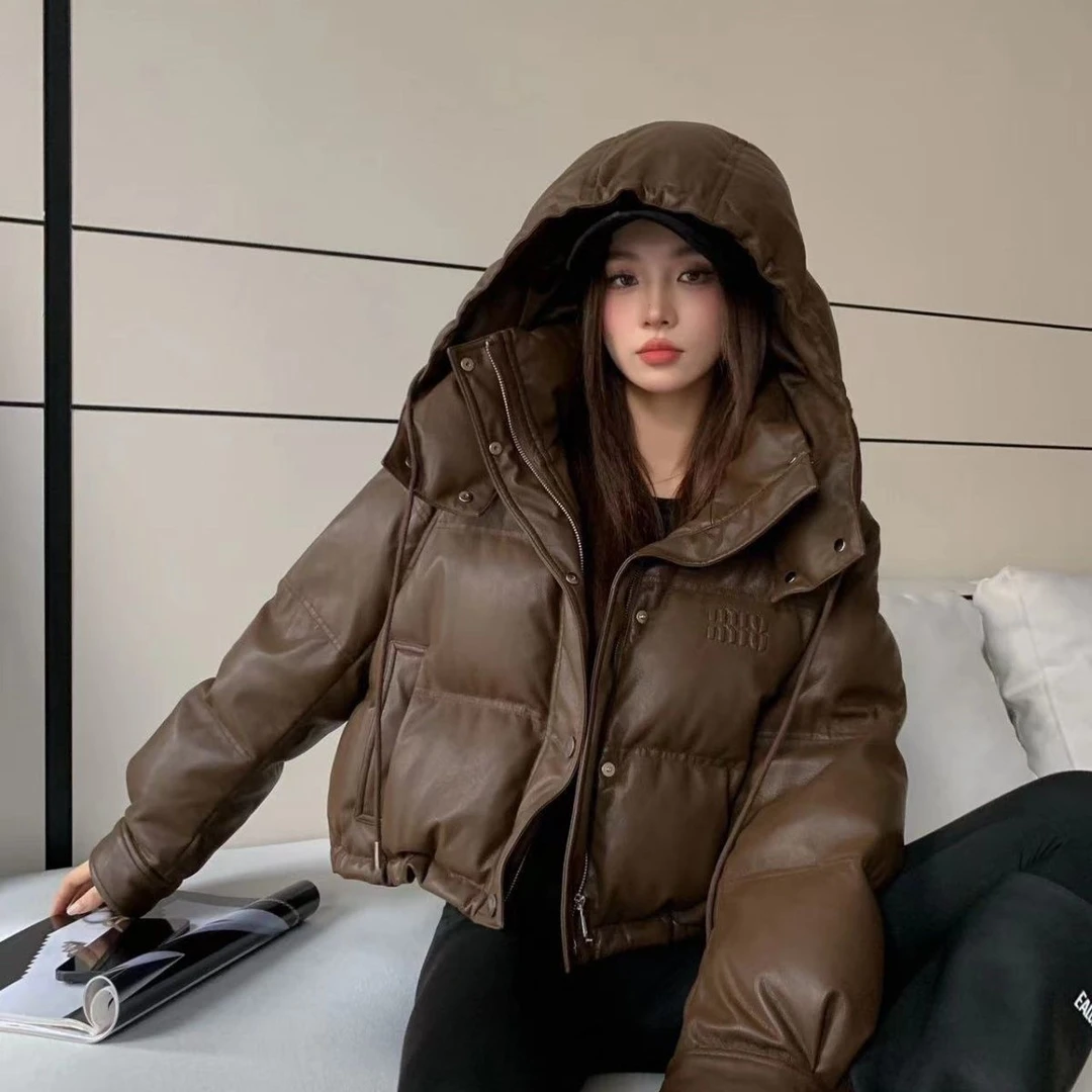 鸭鸭欧货pu皮短款免洗连帽羽绒服女冬2023新款韩版加厚外套美拉德