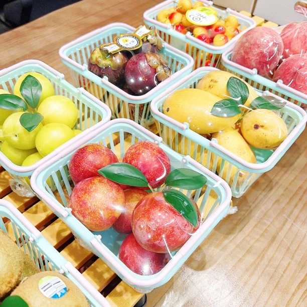 卡通可爱小提篮收纳筐桌面化妆品文具收纳盒学生笔筒水果草莓篮子