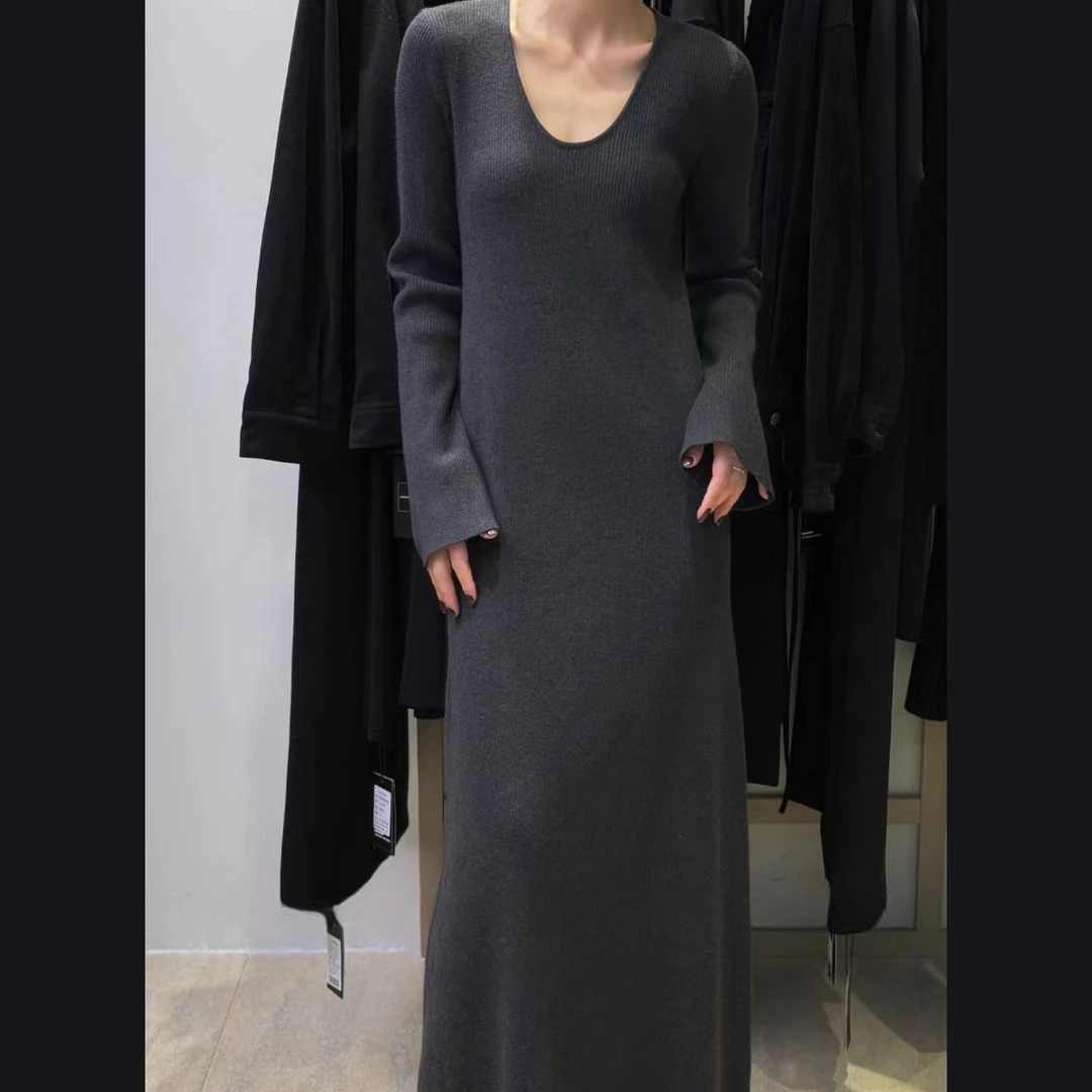 9083号600#秋冬纯色大U领气质针织连衣裙（预）
