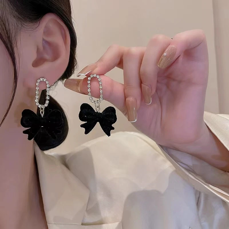 铜合金合成锆石耳饰 轻奢新款甜酷气质耳环女秋高级感蝴蝶结耳钉