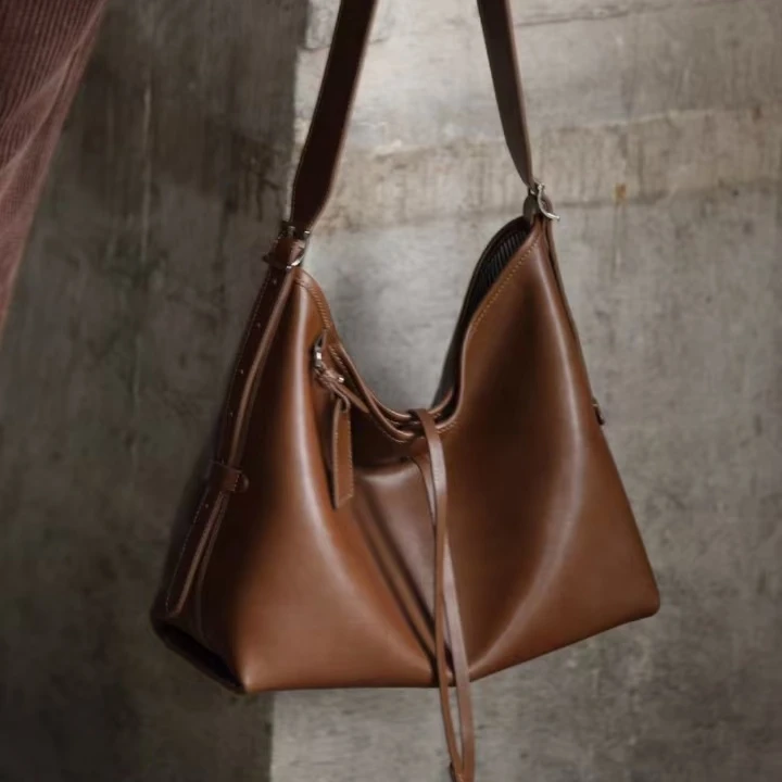 真皮女包2024秋冬新款休闲百搭单肩斜挎包复古小众简约大容量包