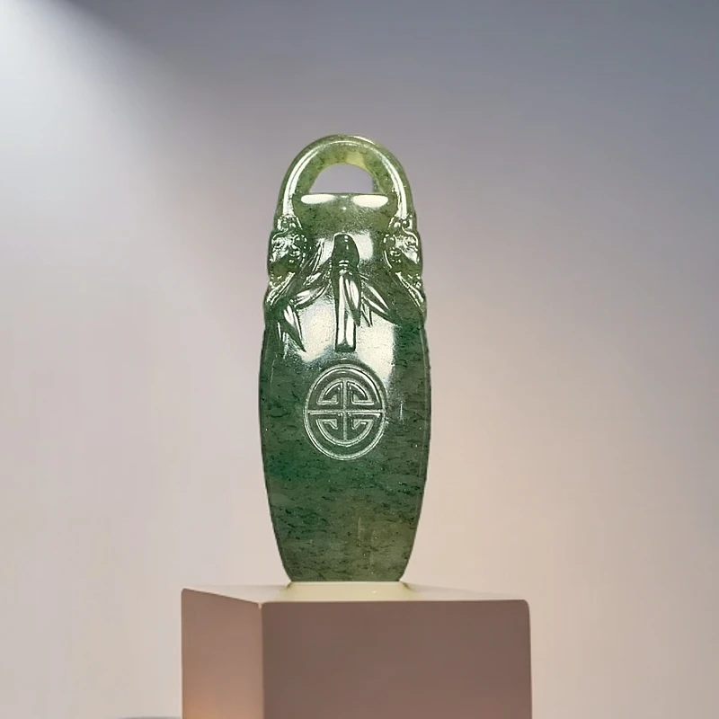 独山玉平安瓶吊坠带有团寿纹设计，象征平安。A476 尺寸：49×19×8.5