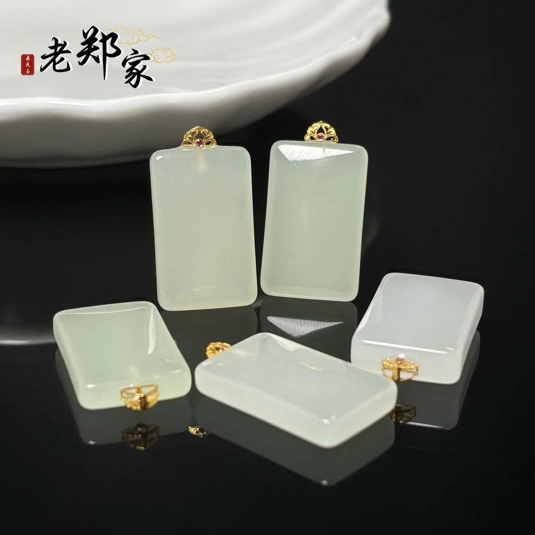 【老郑家】18k金和田玉无事牌挂件(多样性发1件 不带链)2760