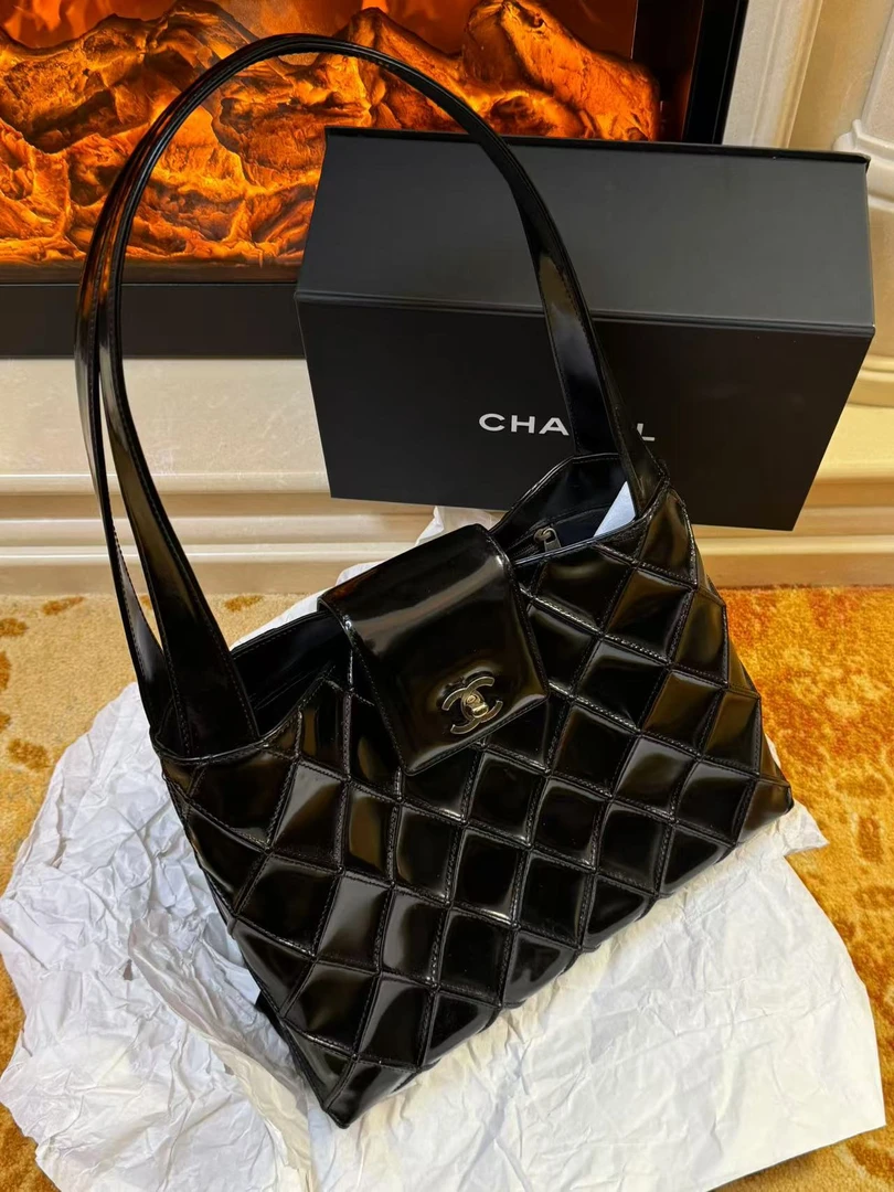 95新 Chanel/香奈儿 展会外场！黑银漆皮华夫格kelly包
