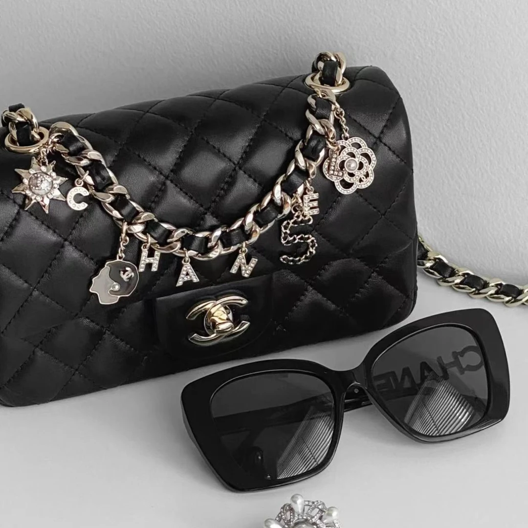 95新  黑黑中古/ Chanel 黑金徽章大mini  20cm  6155760