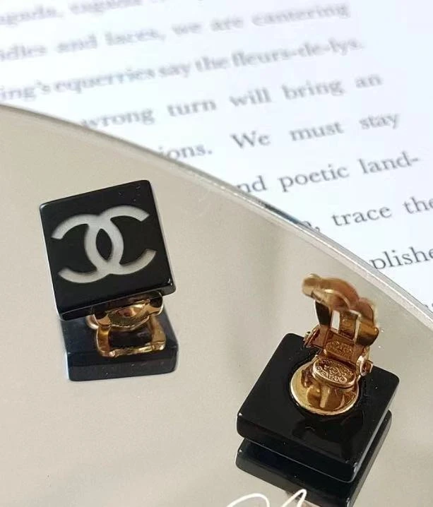 95新 Chanel/香奈儿 黑白康鹏亚克力方块耳夹 9941421