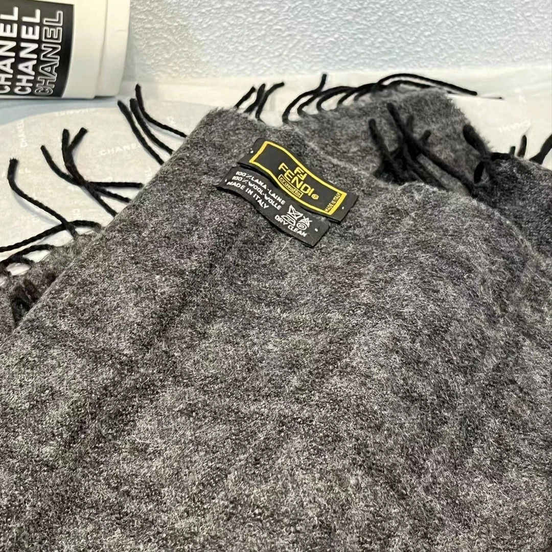95新 Fendi 围巾 2744579 拍下送中检