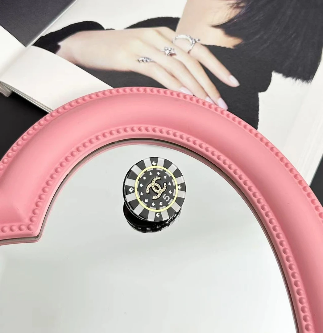 95新  chanel 筹码胸针  3990887