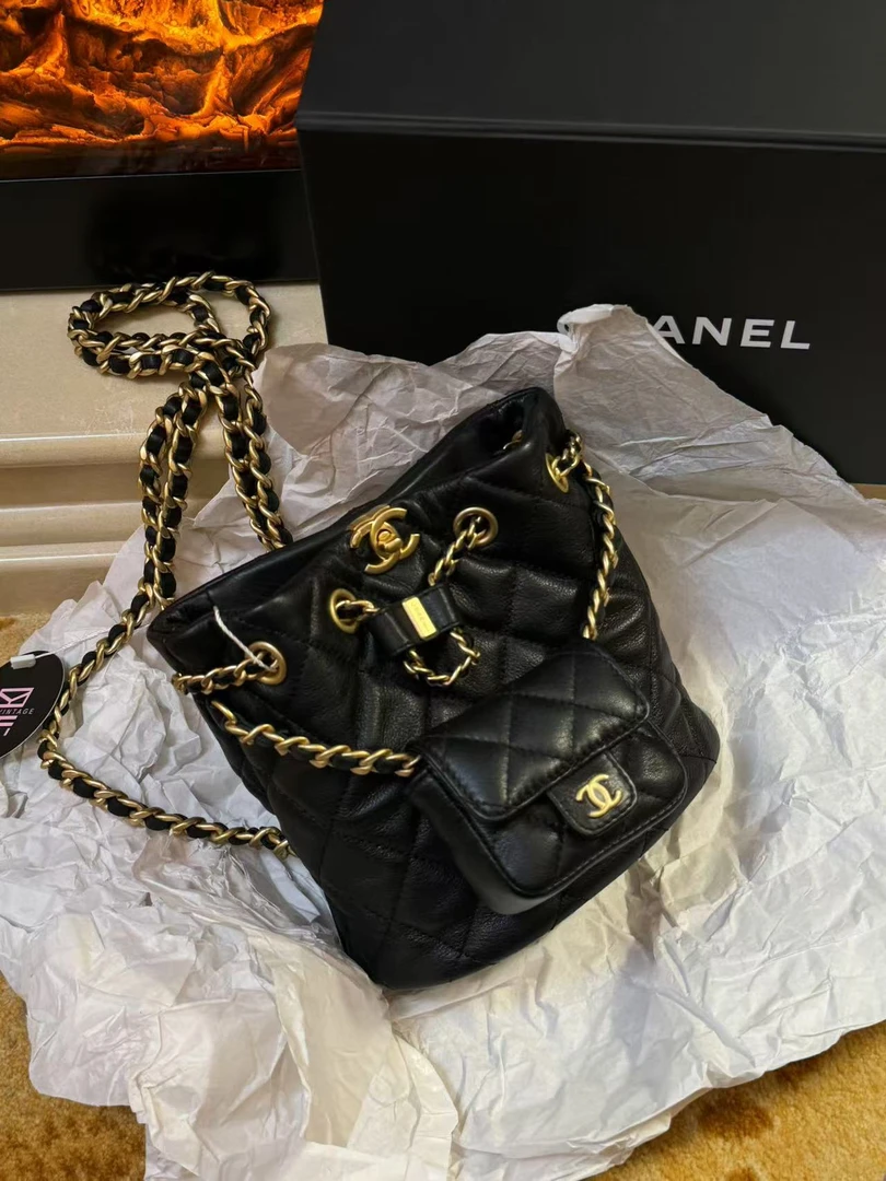99新 Chanel/香奈儿 展会外场！黑金字母水桶双肩包