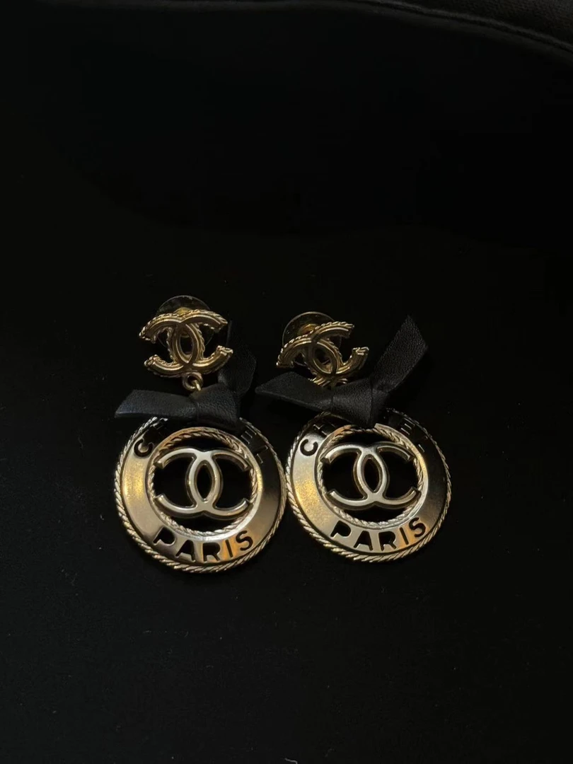 99新 Chanel/香奈儿 展会漏价！！双C圆牌耳钉