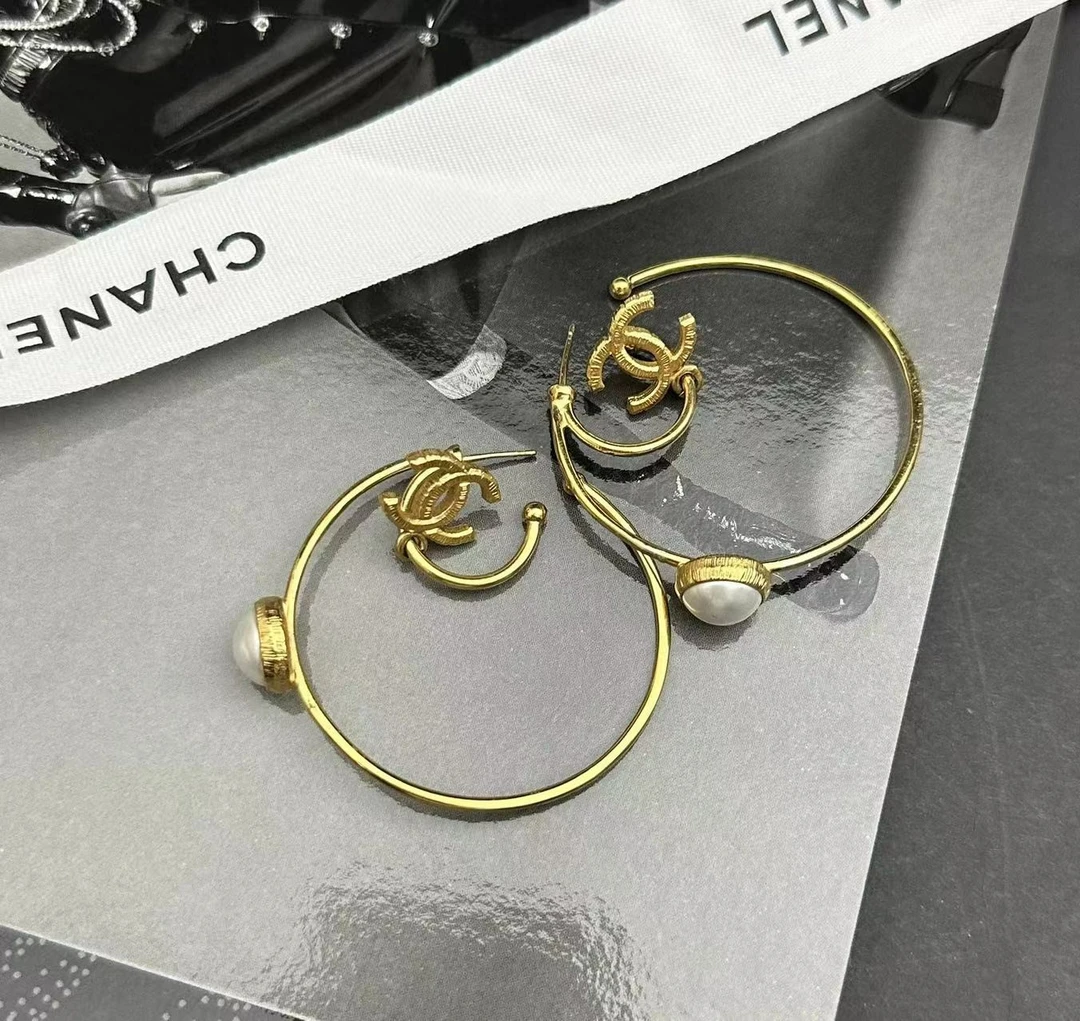 95新  Chanel 月亮 珍珠 耳圈 耳钉 3042046